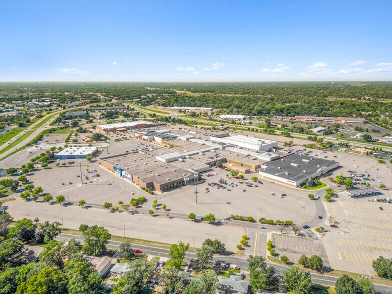 More Photos Of 198 NE Northtown Dr, Blaine Freestanding For Sale