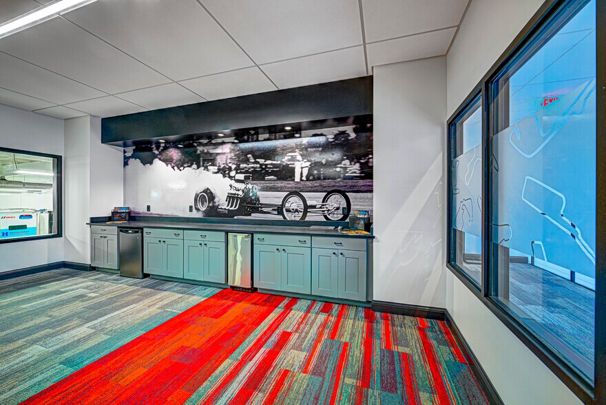 More Photos Of 1255 Main St, Indianapolis Service For Lease