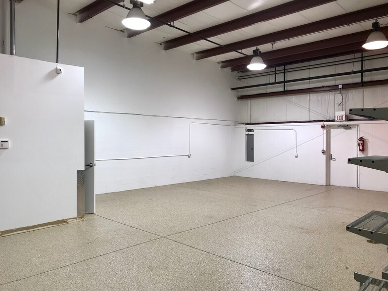 More Photos Of 554 Anderson Dr, Romeoville Warehouse For Lease