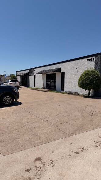 More Photos Of 11061 Shady Trl, Dallas Showroom For Lease