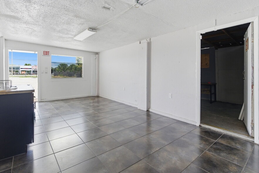 More Photos Of 8710 E Colonial Dr, Orlando Auto Dealership For Lease