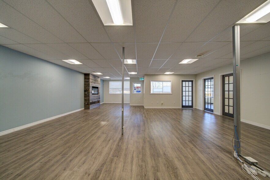 More Photos Of 1367 Mosley St, Wasaga Beach Office For Sale