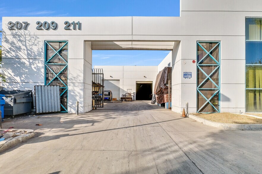 More Photos Of 207-211 Erie St, Pomona Warehouse For Lease