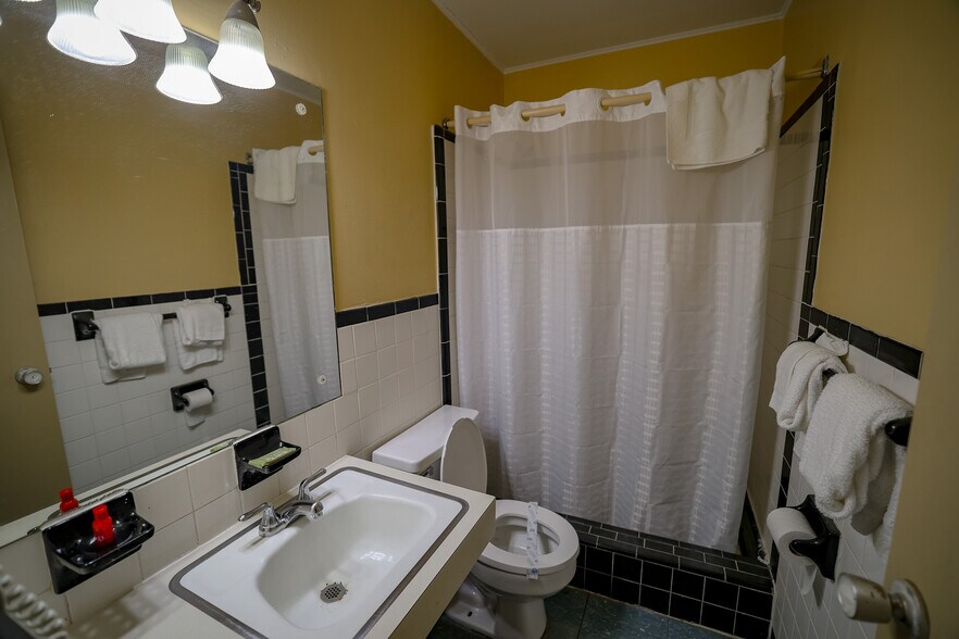 More Photos Of 221 S Preston St, Marksville Hotel For Sale