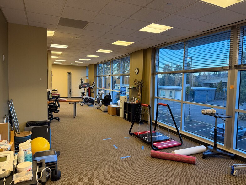 More Photos Of 10305 SW Park Way, Portland Medical For Lease