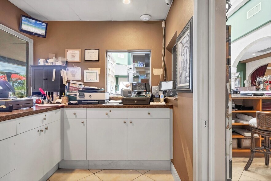 More Photos Of N TAMIAMI TRL NOKOMIS FL 34275, Nokomis General Retail For Sale