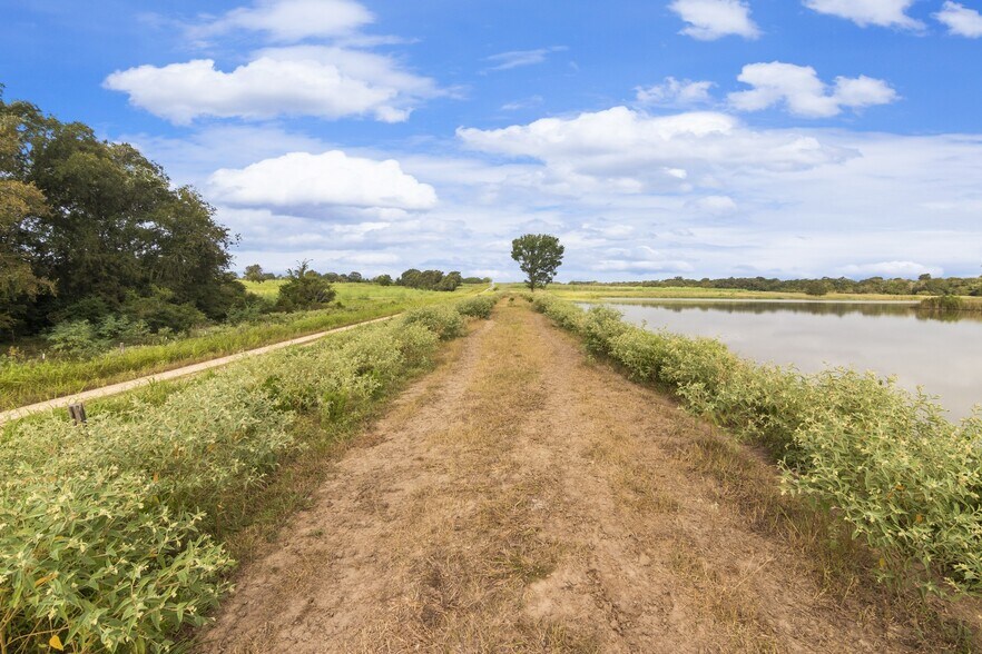 More Photos Of 17 Armstrong Derry, Flatonia Land For Sale