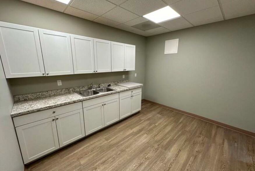 More Photos Of 3023 E Kemper Rd, Cincinnati Warehouse For Lease