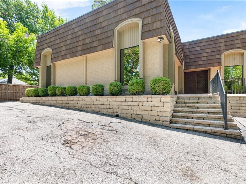 More Photos Of 2020 W Northwest Hwy, Grapevine Office For Lease