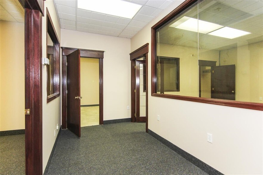 More Photos Of 1015 Centre St NW, Calgary Storefront Retail Residential For Lease