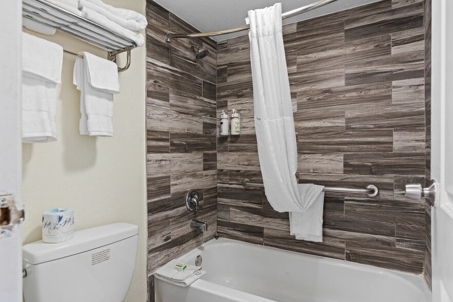 More Photos Of 3956 W Colonial Dr, Orlando Hotel For Sale