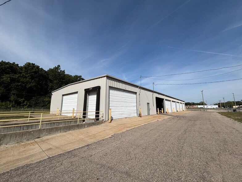 More Photos Of 1255 Oak St, Elkhart Manufacturing For Sale