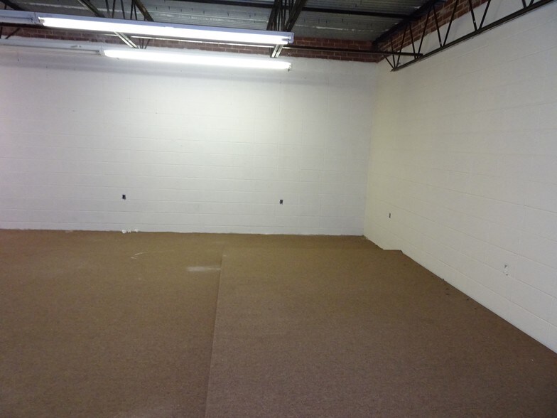 More Photos Of 910 Edgefield St, Greenwood Light Distribution For Sale
