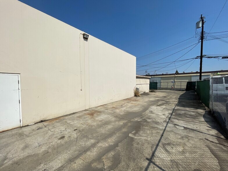 More Photos Of 931-945 W Hoover Ave, Orange Manufacturing For Sale