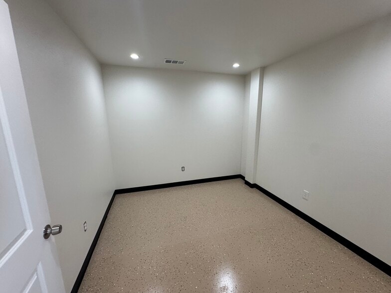 More Photos Of 450 Hwy 290 E, Elgin Light Distribution For Lease