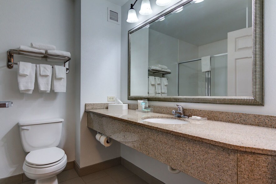 More Photos Of 1918 University Ave, Texarkana Hotel For Sale