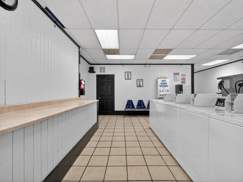 More Photos Of 217 State St, Ashley General Retail For Sale
