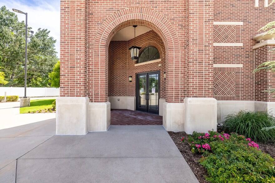 More Photos Of 525 N Osage Ave, Dewey Bank For Sale