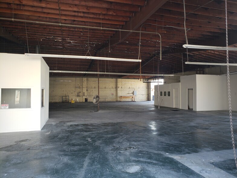 More Photos Of 12173 Branford St, Sun Valley Service For Lease
