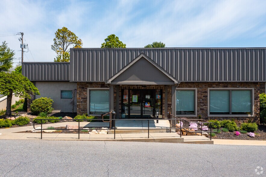 More Photos Of 11 Fairlane Rd, Reading Office For Lease