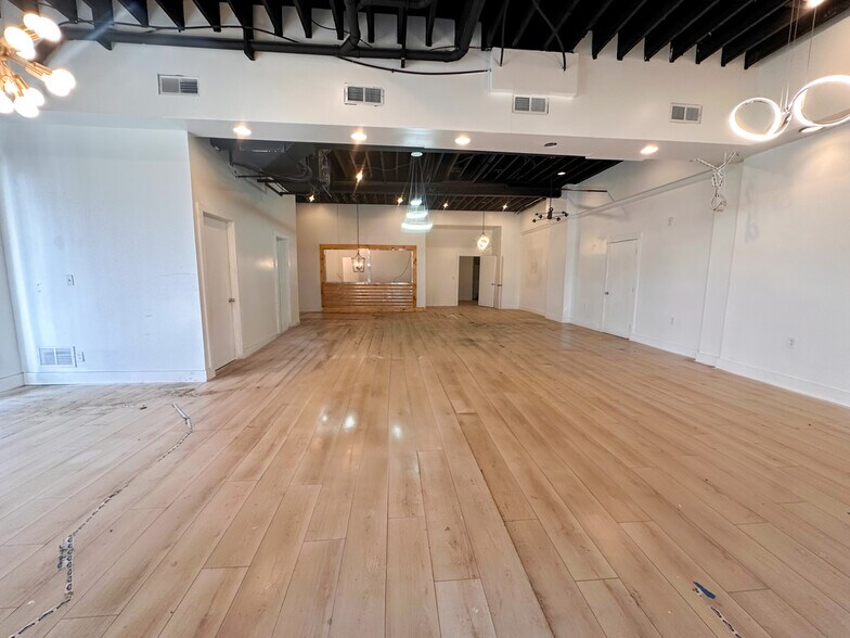 More Photos Of 2709 Westerville Rd, Columbus Light Manufacturing For Sale