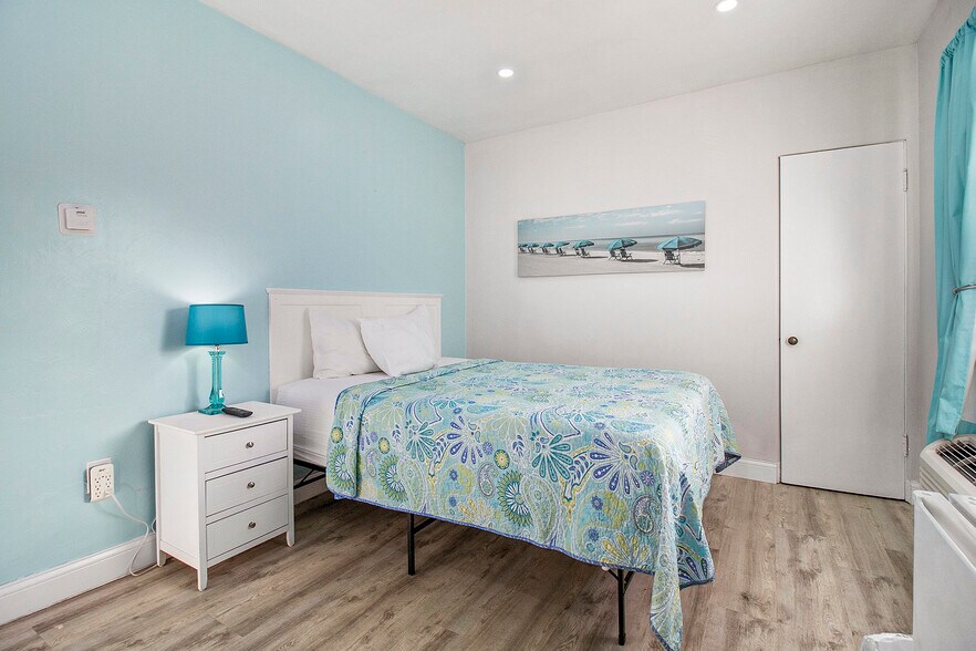 More Photos Of 520 Water St, Manistee Hotel For Sale