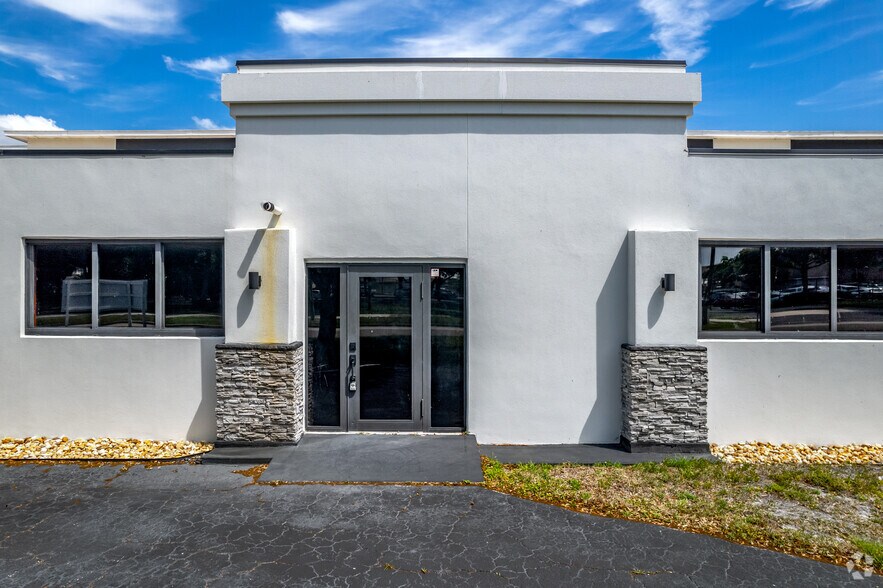 More Photos Of 2401 72nd St N, Saint Petersburg Manufacturing For Sale