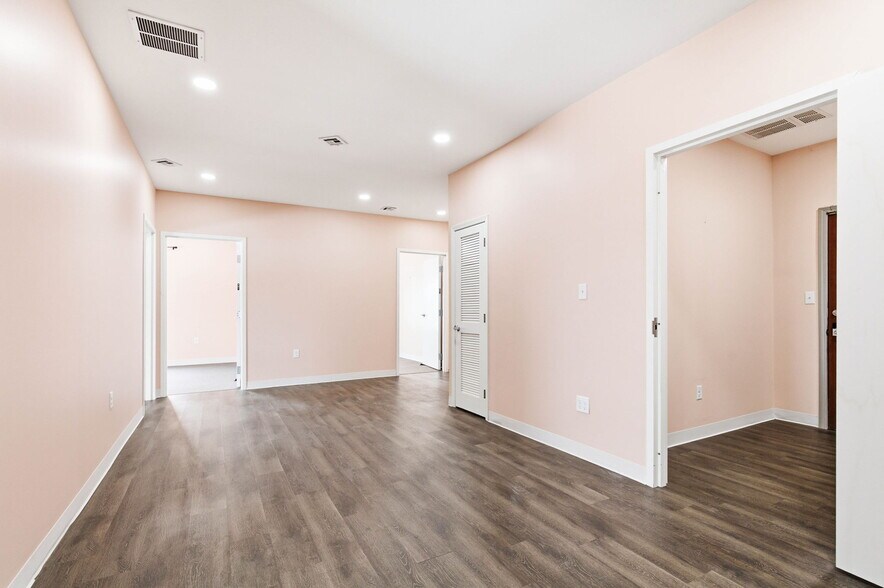 More Photos Of 1313 Lyndon Ln, Louisville Office For Sale