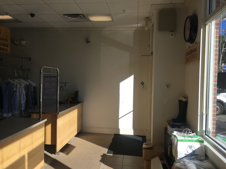 More Photos Of 731 N Broadway, North White Plains Storefront Retail Office For Lease