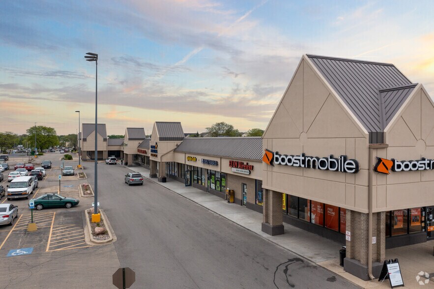 More Photos Of 100-200 S Bolingbrook Dr, Bolingbrook Unknown For Lease