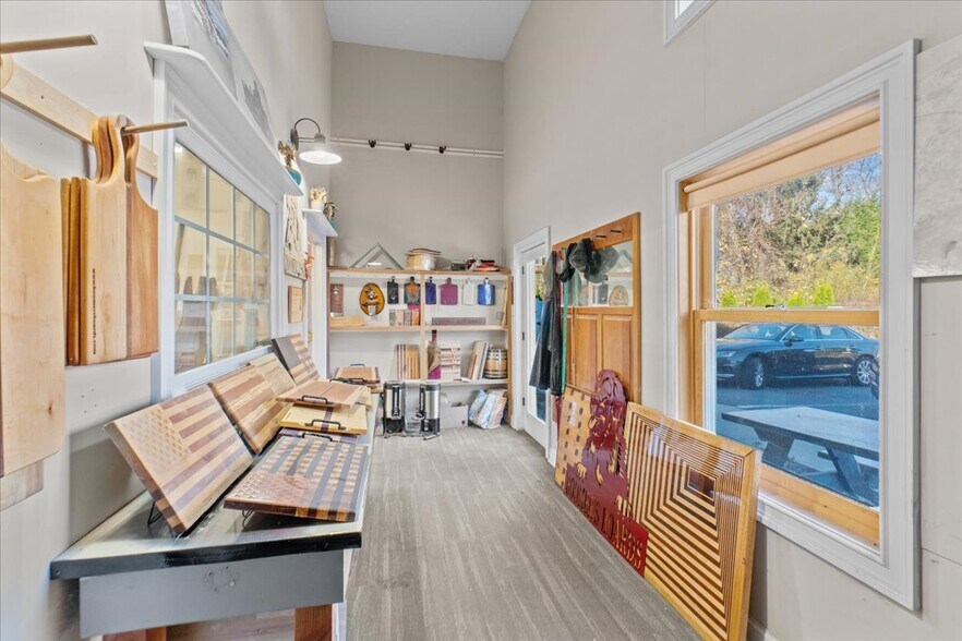 More Photos Of 13 N Main St, East Hampton Showroom For Sale