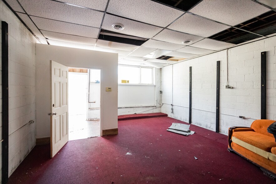 More Photos Of 18563 Ryan Rd, Detroit Storefront For Sale