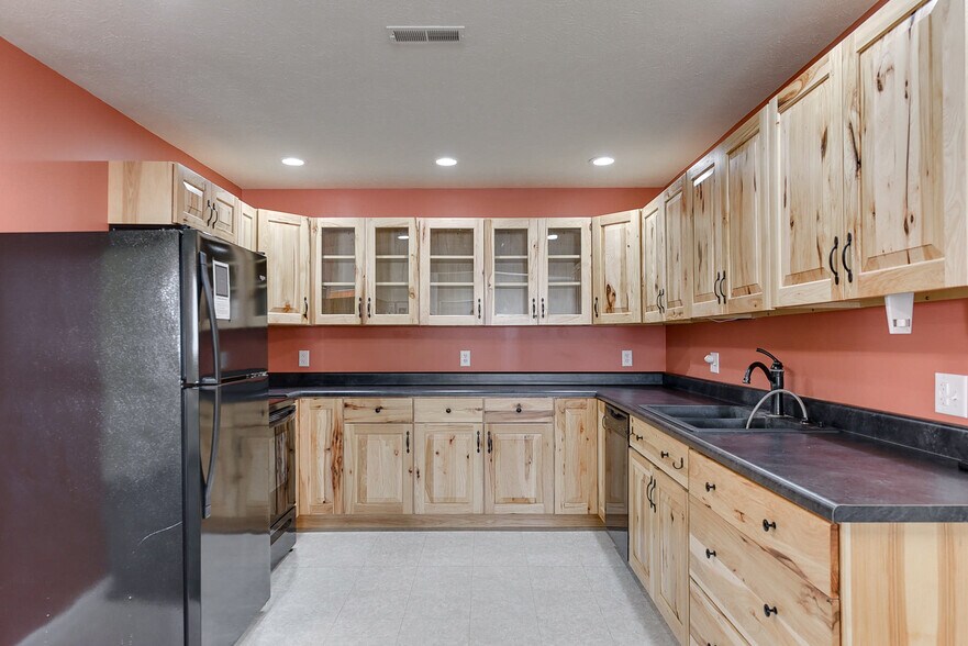 More Photos Of 250 Broad St, Greenwood Showroom For Sale