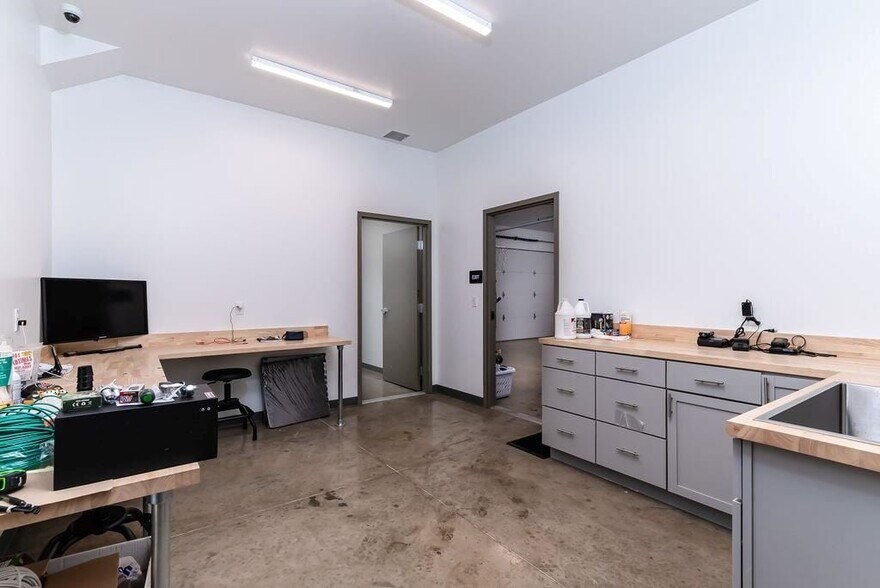 More Photos Of 417 NE 144th Pl, Edmond Light Distribution For Lease