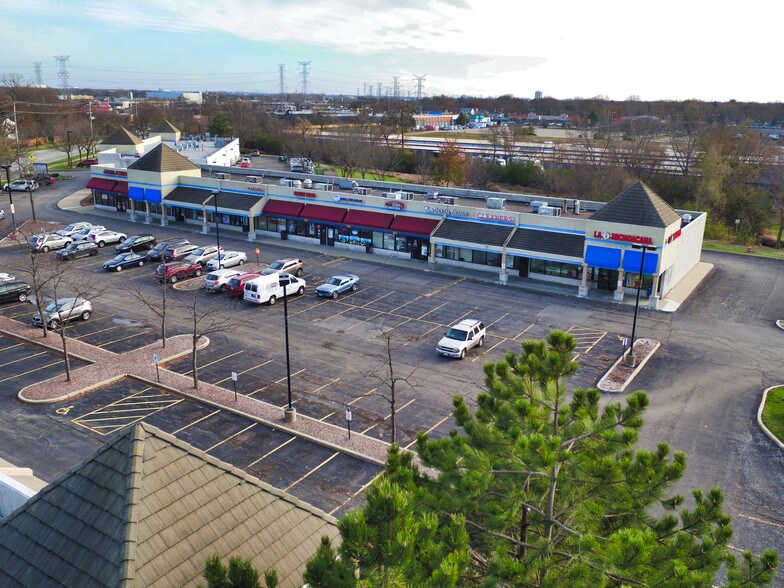 More Photos Of 250-294 Mchenry Rd, Wheeling Unknown For Lease