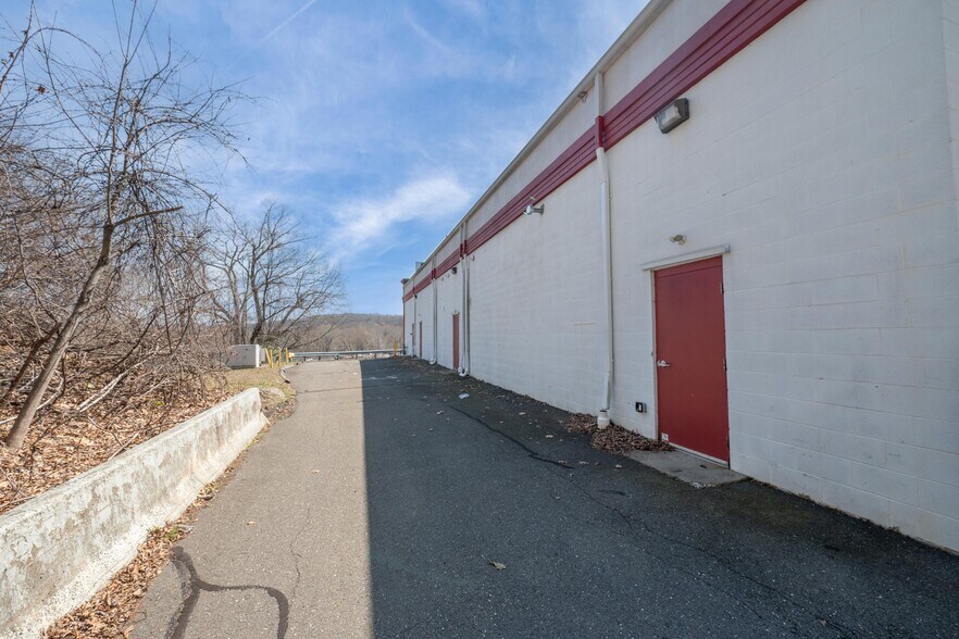 More Photos Of 20 Federal Rd, Brookfield Storefront For Lease