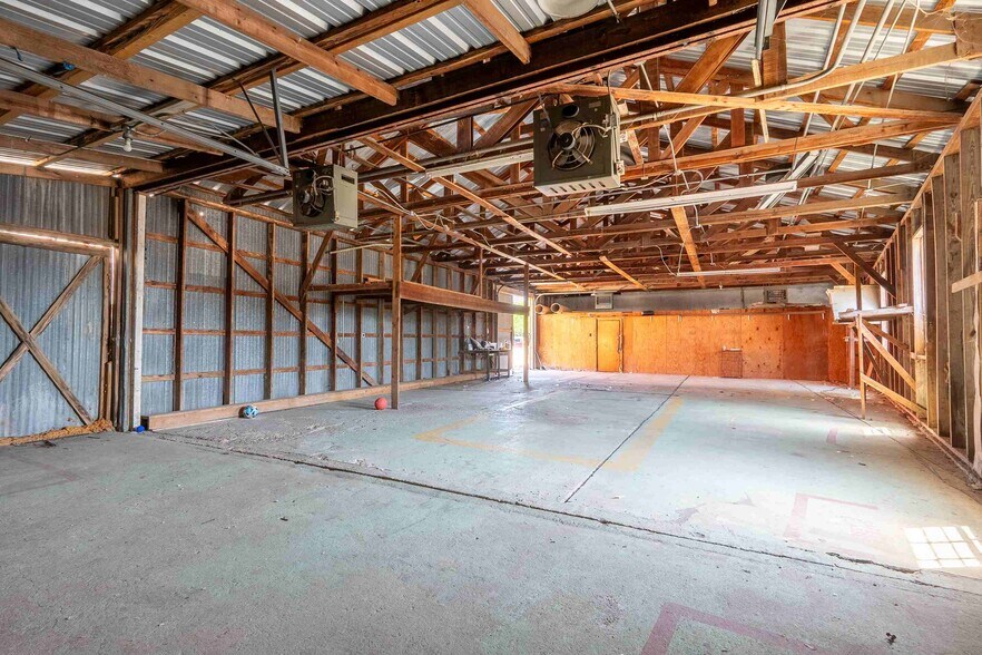 More Photos Of 1502 S Texas Ave, Bryan Light Distribution For Lease