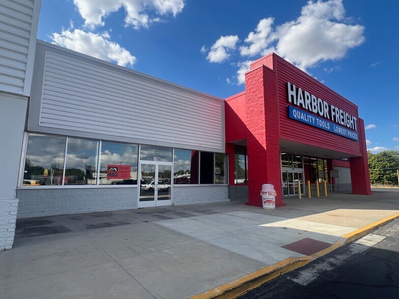 More Photos Of 1709-1715 S Memorial Dr, New Castle General Retail For Lease