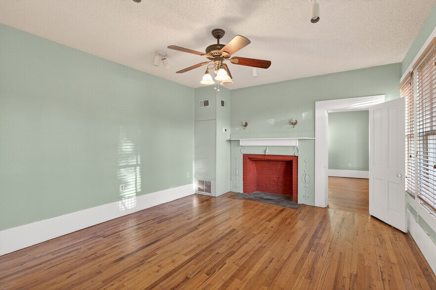 More Photos Of 119 Avenue G, Marble Falls Office For Sale