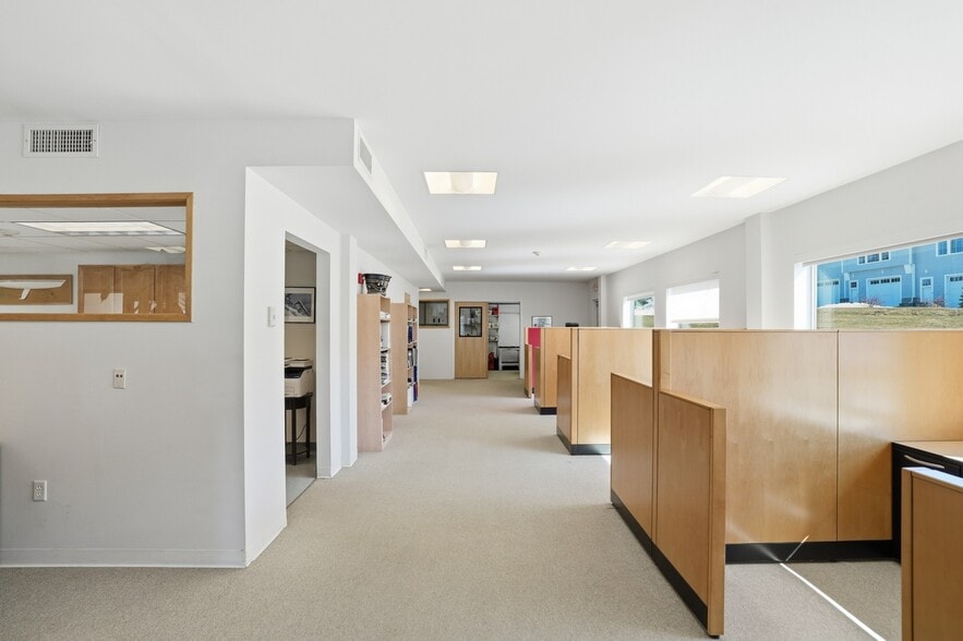 More Photos Of 19 John Clarke Rd, Middletown Office For Sale