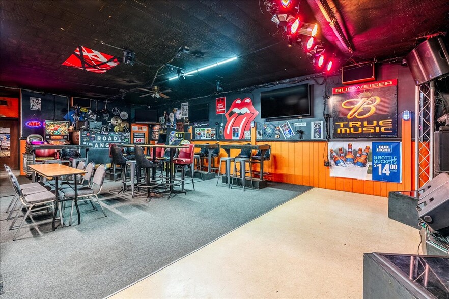 More Photos Of 23925 Goddard Rd, Taylor Bar For Sale