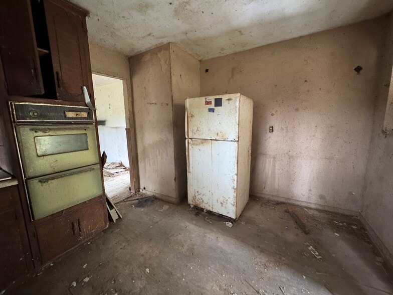 More Photos Of 2033 Winchester Rd, Anniston Flex For Sale