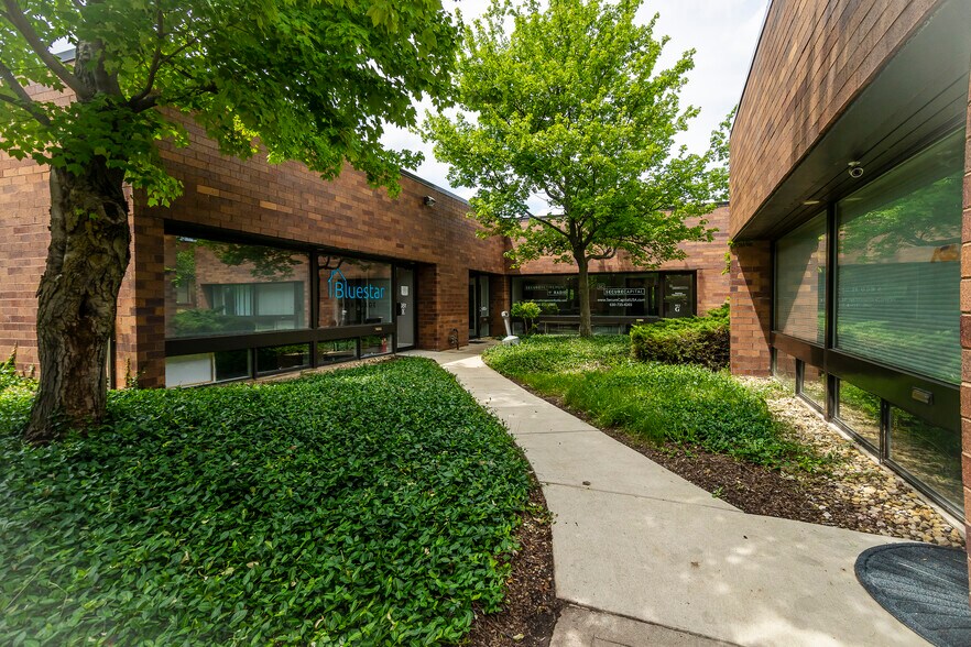 Primary Photo Of 951 N Plum Grove Rd, Schaumburg Office For Lease