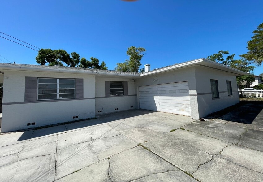 More Photos Of 541 49th St S, Saint Petersburg Showroom For Lease