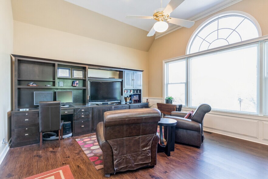 More Photos Of 509 W Old Northwest Highway, Barrington Office Residential For Lease