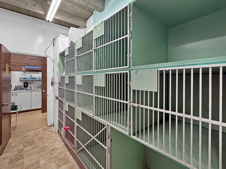 More Photos Of 1331 W Main St, Sterling Veterinarian Kennel For Sale