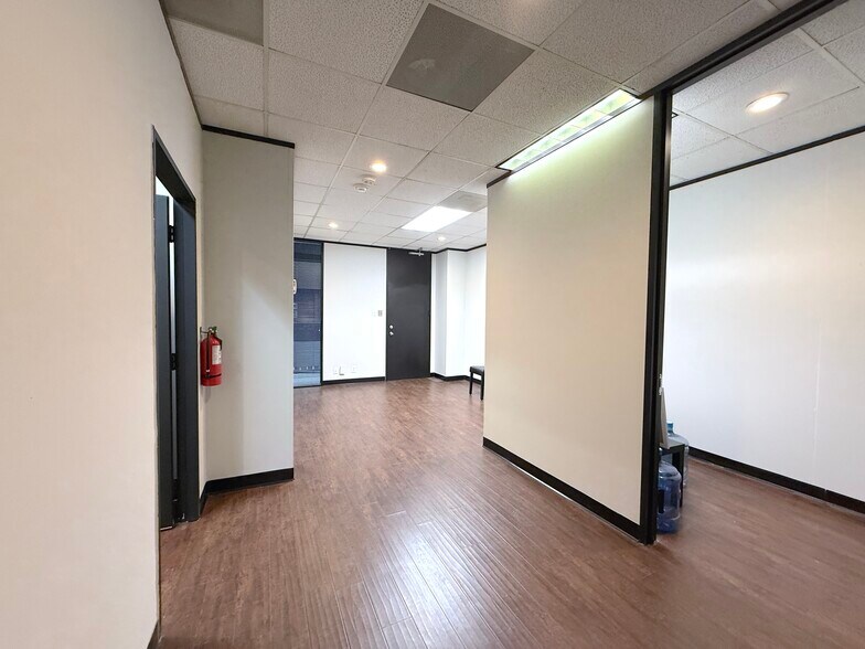 More Photos Of 6100 Corporate Dr, Houston Office For Sale