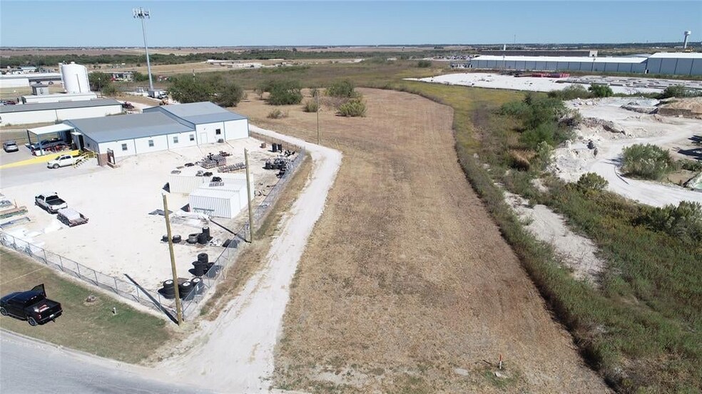 More Photos Of 117 Industrial Loop, Hillsboro Land For Lease
