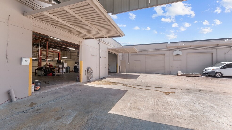 More Photos Of 16522-16536 Park Row, Houston Light Distribution For Sale