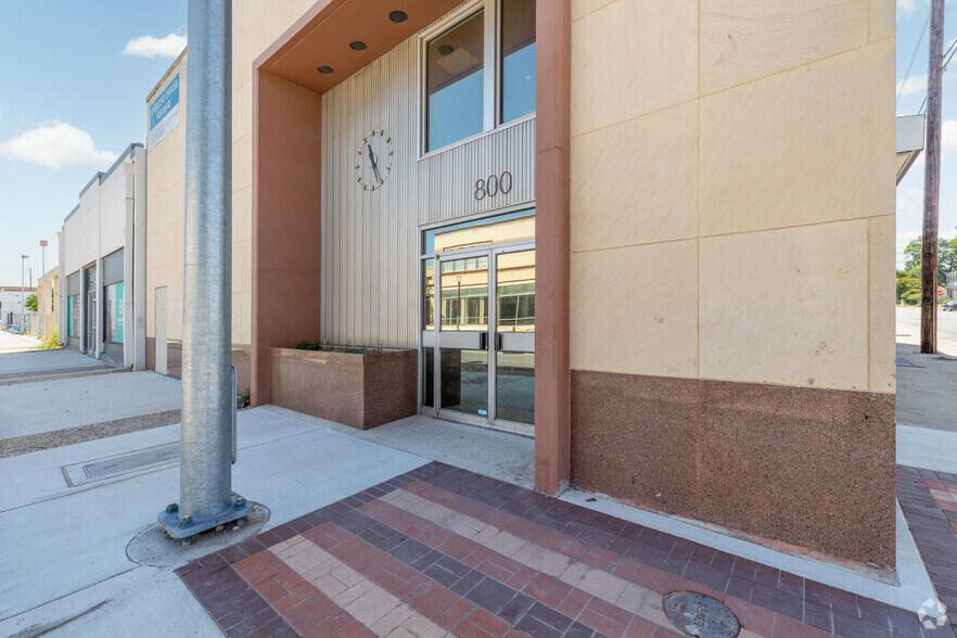 More Photos Of 800 Broadway St, San Antonio Office For Sale